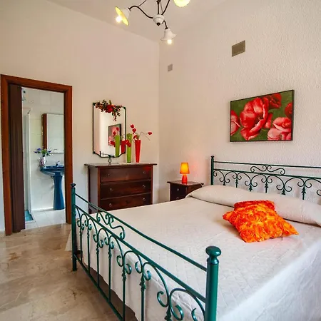 Reyna Villa Scopello