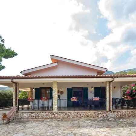 Reyna Villa Scopello
